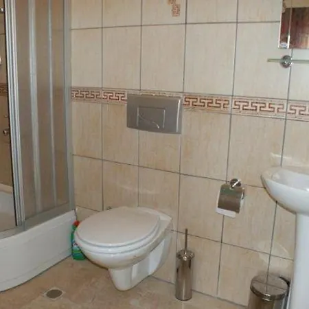 Stunning Large Within Walking Distance Of Everything * Side